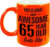 Awesome 65 year cadeau mok / beker neon oranje 330 ml