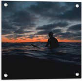 Tuinposter – Man in Zee met Zonsondergang - 50x50cm Foto op Tuinposter  (wanddecoratie voor buiten en binnen)