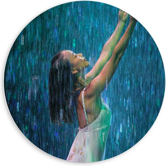 Forex Wandcirkel - Vrouw met Witte Jurk in Regen - 60x60cm Foto op Wandcirkel (met ophangsysteem)