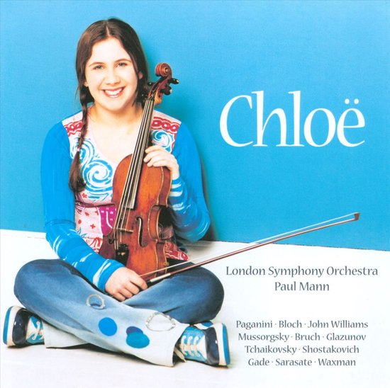 Jong meisje met viool en strijkstok, zittend, met de tekst "Chloë" en "London Symphony Orchestra Paul Mann".