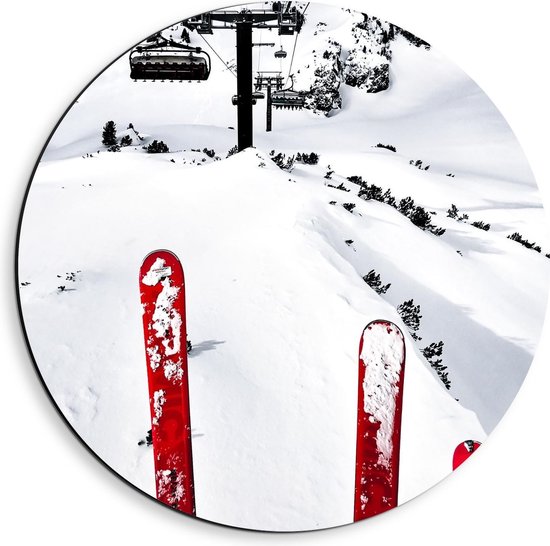 Dibond Wandcirkel - Rode Ski's in Skilift   - 40x40cm Foto op Aluminium Wandcirkel (met ophangsysteem)