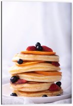 Dibond - Mini Pancakes met Bessen en Aardbeien - 40x60cm Foto op Aluminium (Met Ophangsysteem)