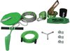 Groene ziplinekit met schijfzitje, handvatten, kabel, rateltrekker en montagemateriaal.