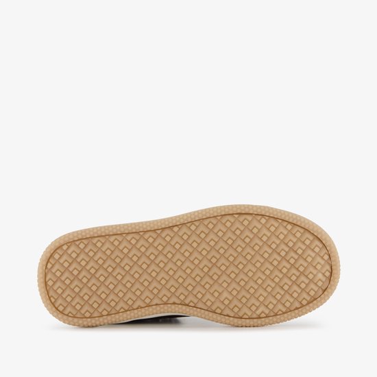 Onderkant bruine veterboot met patroon.