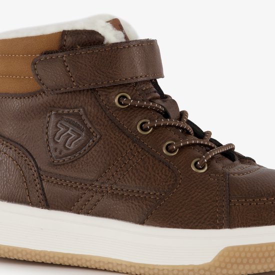 Bruine veterboot met klittenbandsluiting, bontkraag en logo.
