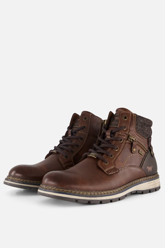 Bottes à lacets Mustang cognac avec lacets, fermeture éclair et fourrure à l'intérieur.