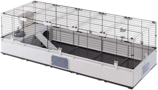 Lange grijze kooi met zwarte tralies, voor cavia's of konijnen.