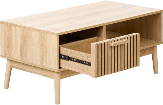 Houten salontafel met geribbelde ladefront, open vak en schuine poten.