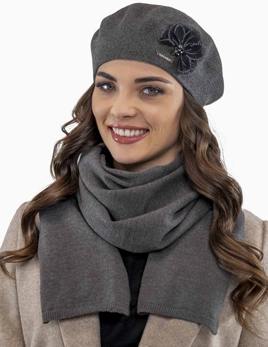 VIVISENCE Elegante baret voor dames met klassieke snit van warm garen met woltoevoeging versierd met bloemenapplicatie perfecte pasvorm geweldig voor koude dagen