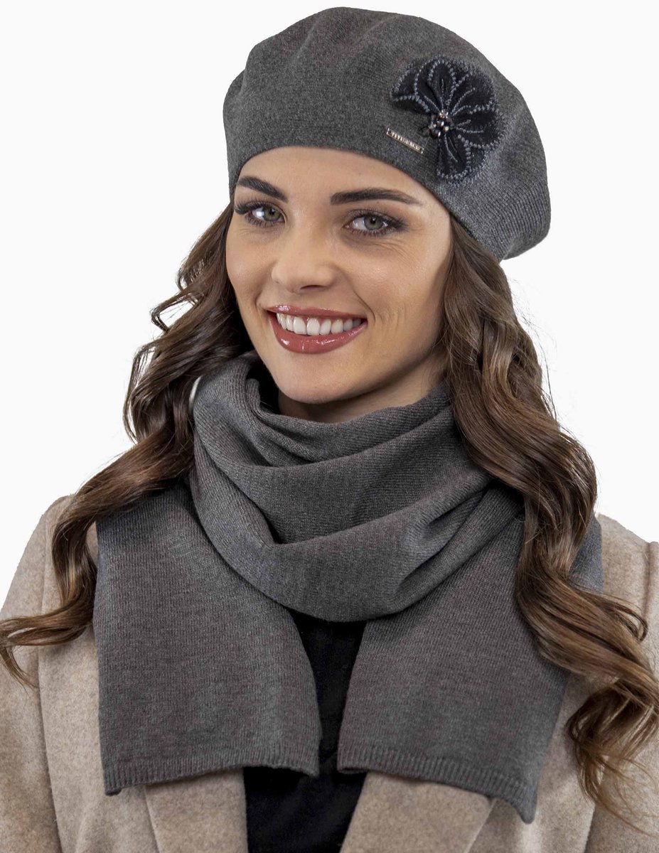 Vivisence Dames Baret En Sjaal Winterset - Wolmix Met Bloemenapplicatie Op De Baret En Decoratieve Steek Op De Sjaal Voor Een Verzorgde Uitstraling - Zacht En Warm Voor Comfort Tijdens Koude Winterdagen En Geschikt Voor Diverse Stylings - Donkergrijs