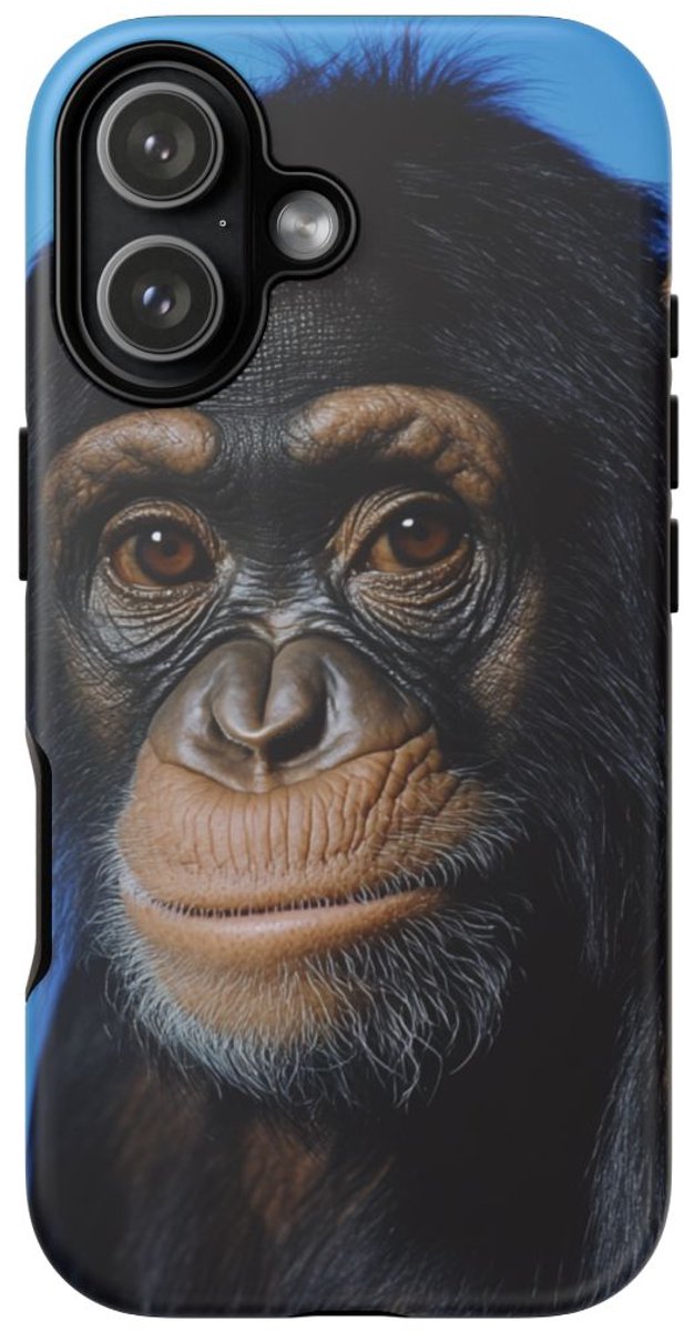Close-up Portret van Aap op Blauwe Achtergrond – Telefoonhoesje Geschikt voor iPhone 17