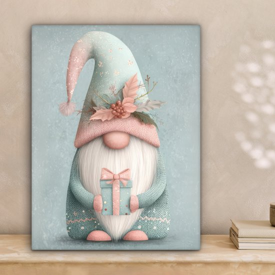 Canvas schilderij 30x40 cm - Exclusieve wanddecoratie Kerstgnome - Cadeau - Groen - Muurdecoratie woonkamer - Kamer decoratie - Schilderijen op canvas - Kerstdecoratie voor binnen - Kerstversiering - Kerstmis versiering