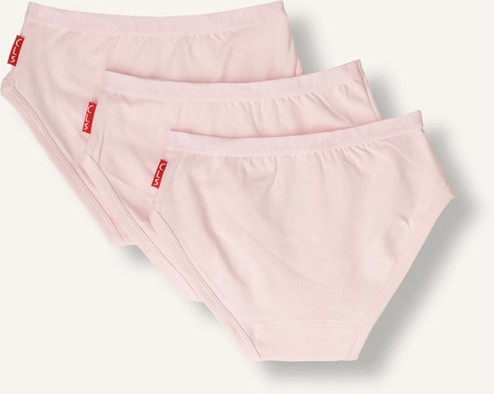 Drie zachtroze slips opgestapeld, met een zichtbaar rood label aan de zijkant.