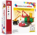Doos van Magna-Tiles Builder 32-delige set. Toont een constructie met hijskranen, wegen, bakstenen en transparante blokken in rood, geel en groen.