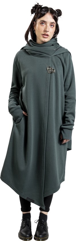Model in donkergroene lange cardigan met capuchon, gedragen met een gouden hartvormige broche.
