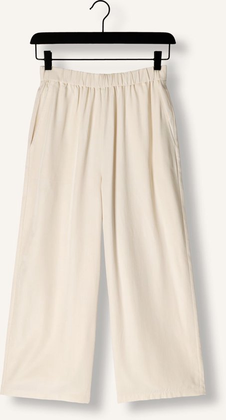 Crème wijde culotte broek hangend aan een kledinghanger, met elastische tailleband en trekkoord.