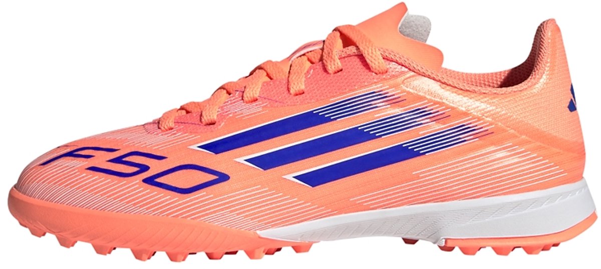 adidas F50 League turf voetbalschoenen voor kinderen in oranje met blauwe accenten, ontworpen voor snelheid en comfort.