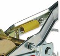 Een gele metalen spanner met veer en een deel van een staalkabel.