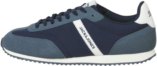 Blauwe JACK & JONES sneaker met witte logo strepen op de zijkant.