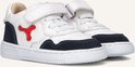 Witte leren sneakers met rode opdruk en donkerblauwe suède accenten. Vooraanzicht.