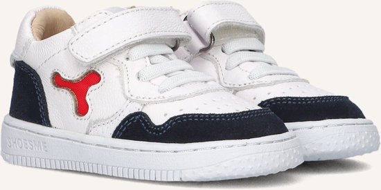 Witte leren sneakers met rode opdruk en donkerblauwe suède accenten. Vooraanzicht.