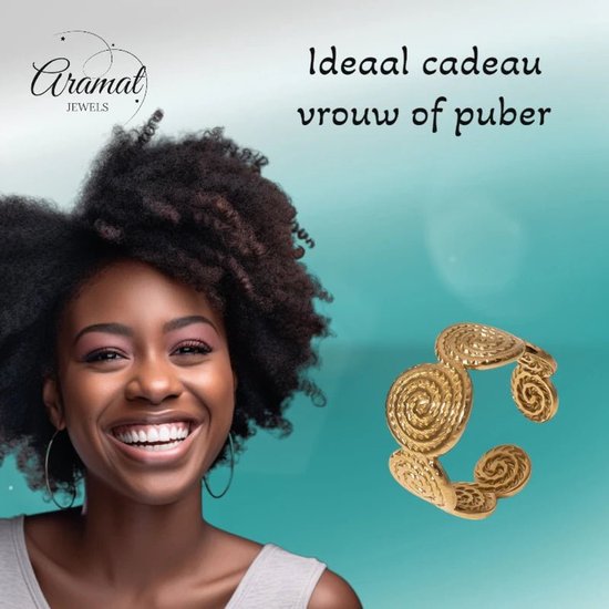Goudkleurige verstelbare ring met gedraaide cirkelmotieven, gedragen door een lachend model.