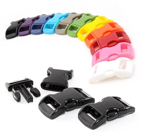 Een regenboog aan gekleurde plastic gespen, met zwarte gespen vooraan, rood, oranje, geel, groen, grijs, blauw, paars, zwart, wit en roze.