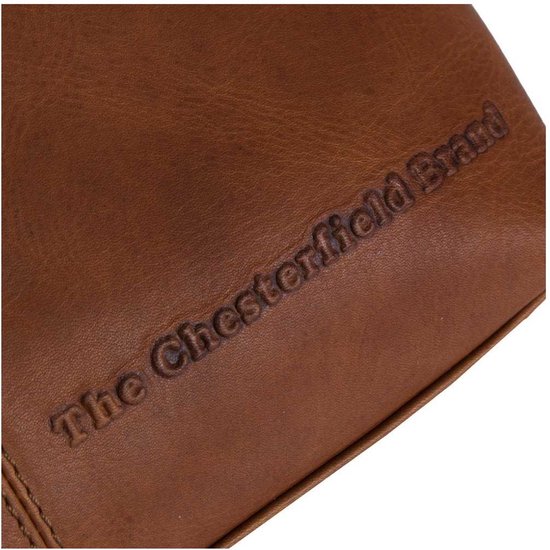 Detail van het reliëflogo 'The Chesterfield Brand' op cognac leer.