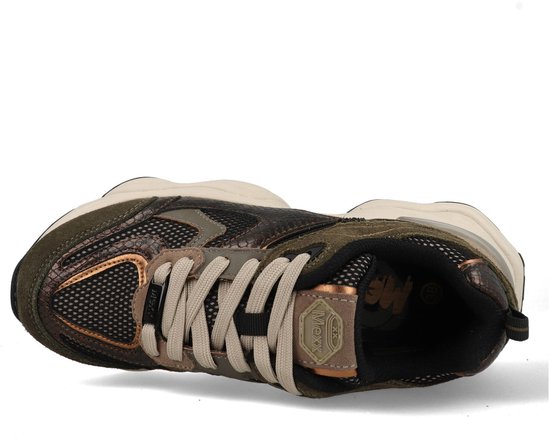 Bovenkant van een groene sneaker met beige veters, snake-print en beige dikke zool.