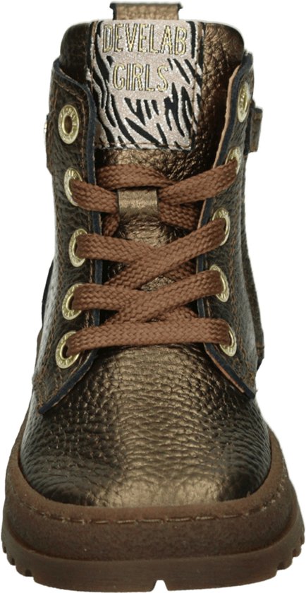 Bruine leren laars met gouden veteroogjes, veters, rits en zebraprint detail.