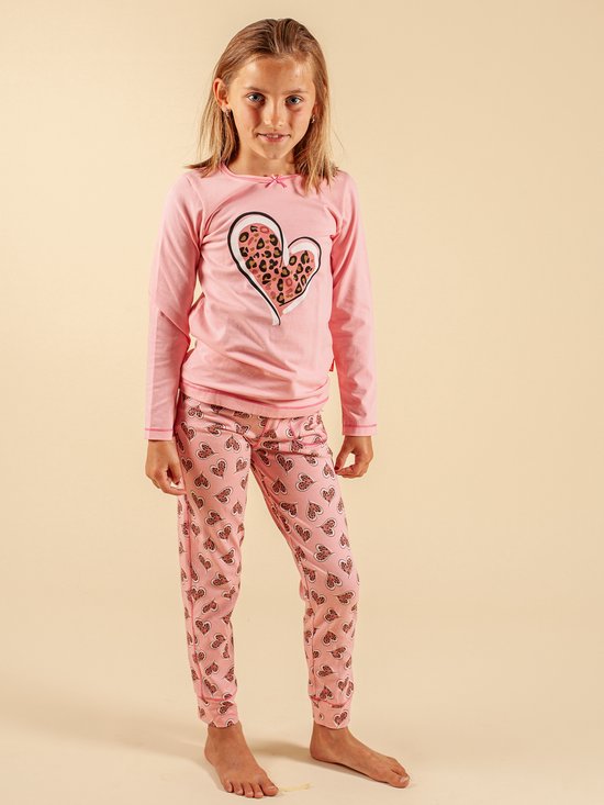 Fille portant un ensemble de pyjama rose à manches longues et imprimé cœur. Le pantalon de pyjama a un imprimé cœur intégral.