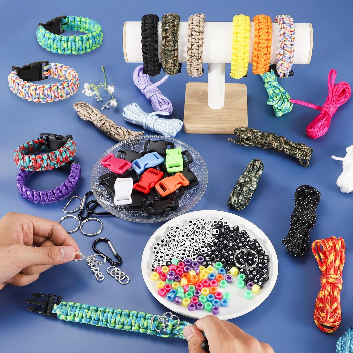 100 meter Paracord Pakket met 355 Accessoires - 33 Kleuren 4mm/2mm Parakoord 550, Karabijnhaken, Naaldenset, Bedels, Klikgesp, Kralen - Parachute Koord Knutselpakket Set - Knutselen Touw voor Volwassen, Kinderen, Meisjes - Sieraden/Armbandjes Maken — afbeelding 5