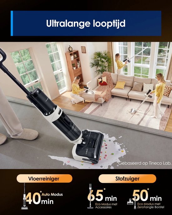 Vrouw dweilt een woonkamer met een Tineco vloerreiniger. Rechts, een andere vrouw stofzuigt.
