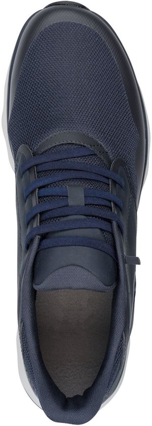 Bovenkant van een donkerblauwe sneaker met veters.