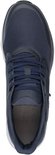 Bovenkant van een donkerblauwe sneaker met veters.