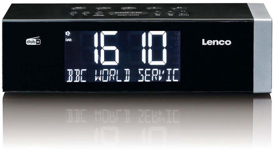 Zwarte Lenco wekkerradio met DAB+ logo, tijd '16:10' en zender 'BBC WORLD SERVICE'.