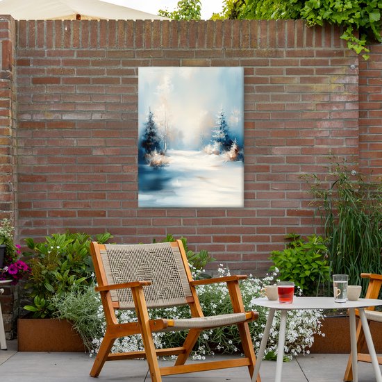 Abstract winterlandschap op canvas, hangend tegen een bakstenen muur in een tuin met stoelen.