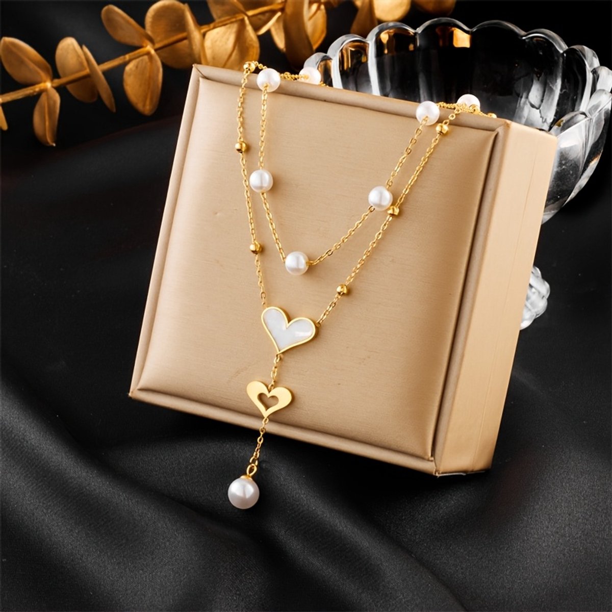 Sjika - Gold plated ketting met dubbele hart hanger & parels – Luxe damesketting – Elegant & romantisch design – Perfect cadeau voor haar