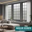 Een lichte en stijlvolle woonkamer met drie grote ramen met glas-in-lood look. Raamfolie creëert sfeer.