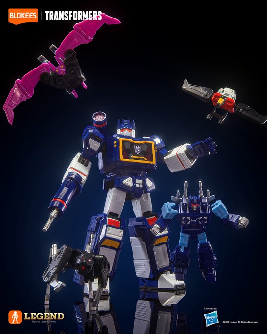 Blauwe en witte Transformer omringd door zijn metgezellen: Ravage, Laserbeak, Ratbat en Rumble.