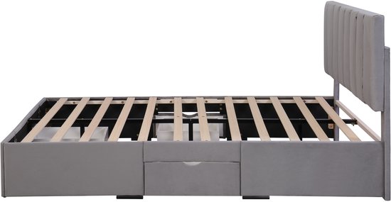Zijaanzicht van een grijs gestoffeerd bed met houten lattenbodem en vier opberglades.