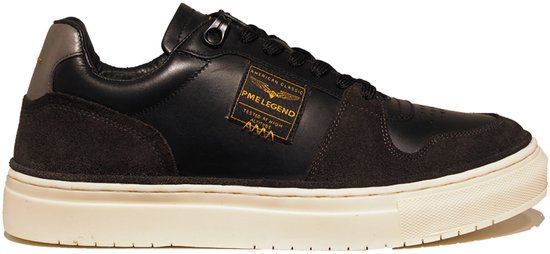 Sneaker noir avec empiècements en daim marron foncé, semelle couleur crème et logo PME LEGEND doré.