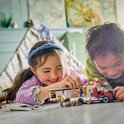 Kinderen spelen met een Lego City camper set buiten.