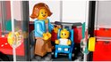 LEGO figuur van een vrouw met kinderwagen in een rode dubbeldekker bus.