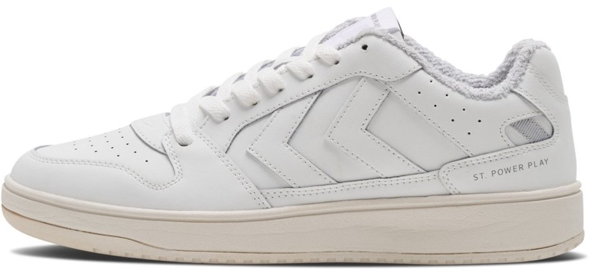 Hummel ST Power Play Retro sneakers in wit en lunar rock, met een lage snit en eenvoudig bovenmateriaal.