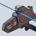 Zwarte kabelstripper met rode accenten, met een blauwe kabel erin. Knipex logo en specificaties zichtbaar.