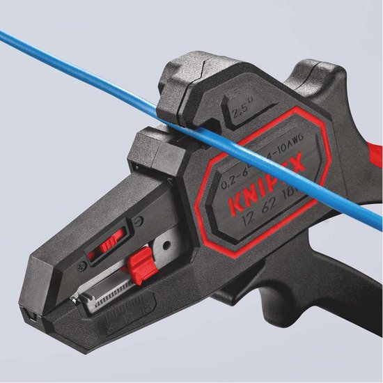 Zwarte kabelstripper met rode accenten, met een blauwe kabel erin. Knipex logo en specificaties zichtbaar.