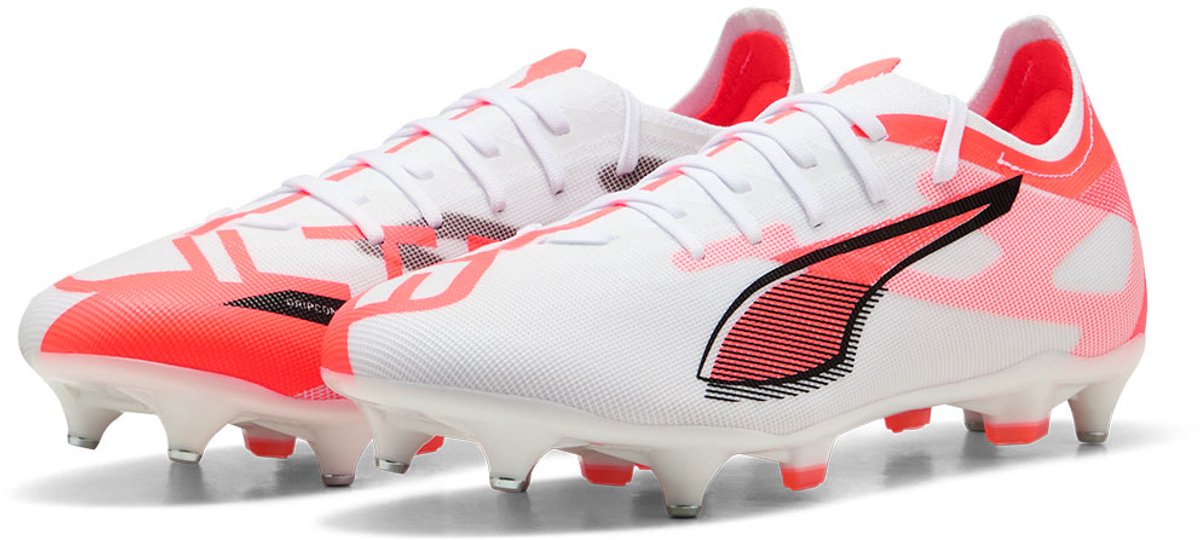 Puma Ultra 5 Match Mxsg voetbalschoenen in wit met neonroze accenten, lichtgewicht mesh en TPU-buitenzool met metalen noppen.
