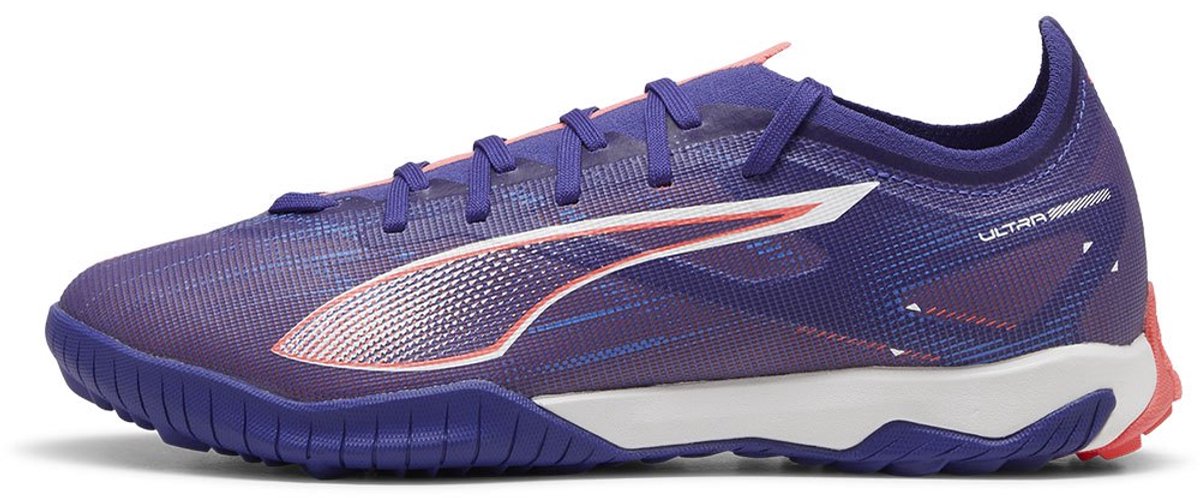 Puma Ultra 5 Match TT voetbalschoenen in Lapis Lazuli, wit en Sunset Glow, met een lichtgewicht steunframe voor stabiliteit.