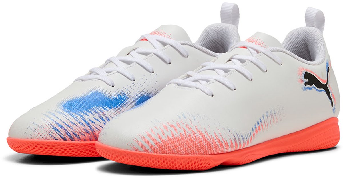 Witte Puma FUTURE 8 PLAY voetbalschoenen voor jongens en meisjes, met synthetisch bovenwerk en oranje rubberen zool.